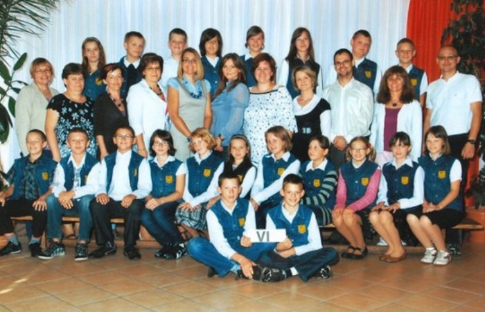 Klasa liczyła 21 uczniów.
Wychowawcą była  p. Anna Partyka.