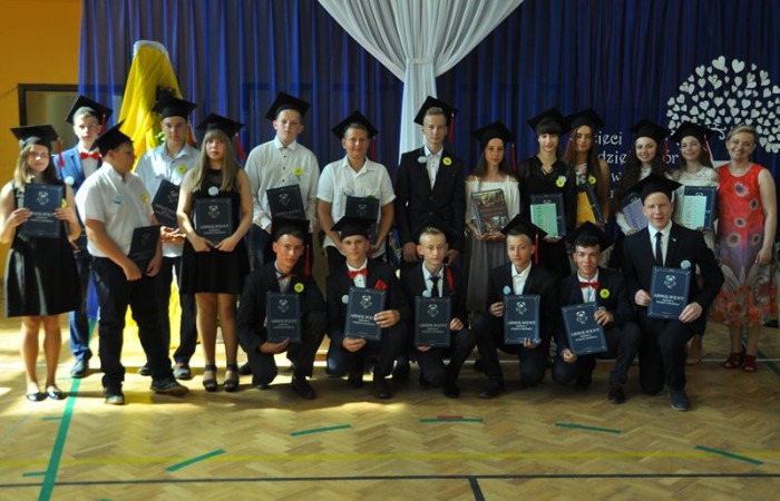 Klasa 8 : 19 osób ( 7 dziewcząt i 12 chłopców)